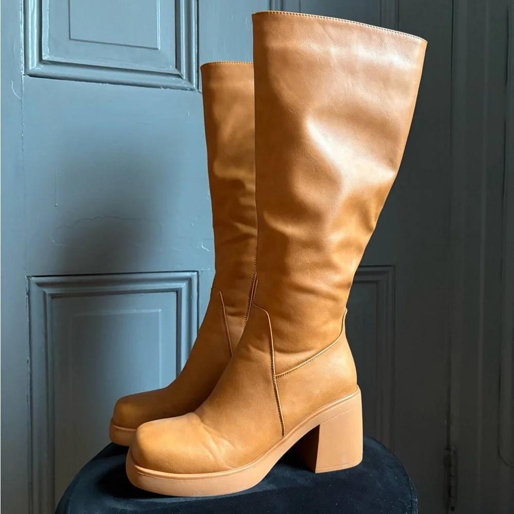 🆕 70s-inspired tan faux leather knee-high boots - Picture 1 of 7